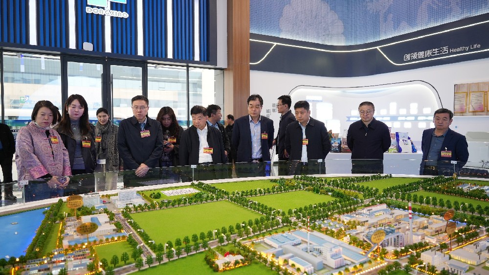 市政协副主席王江涌陪同潍坊市政协委员一行到东晓生物参观调研